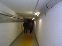 длинный витьеватый коридор, чтобы перейти на зрительскую трибуну