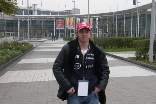 MrRASER  перед местом проведения WCG