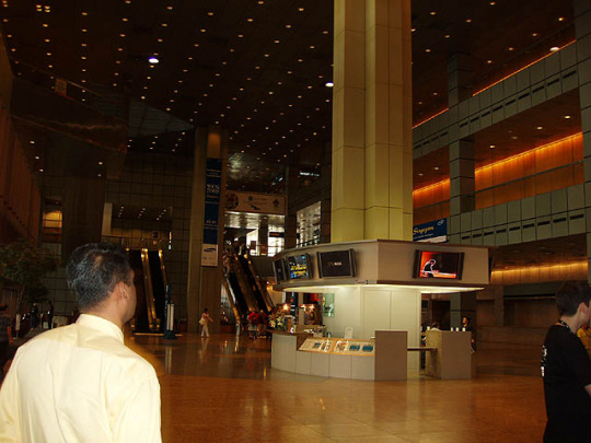 Suntec City - первый этаж вид слева