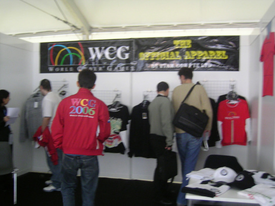 магазинчик одежды с символом WCG